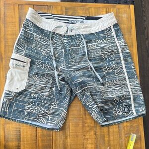 Volcom Men's Patterned Gray Swim Shorts size 30
